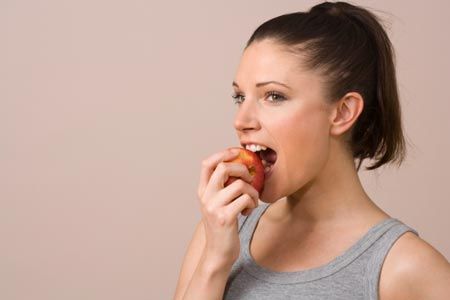 Bild kann Essen und Essen einer menschlichen Person enthalten