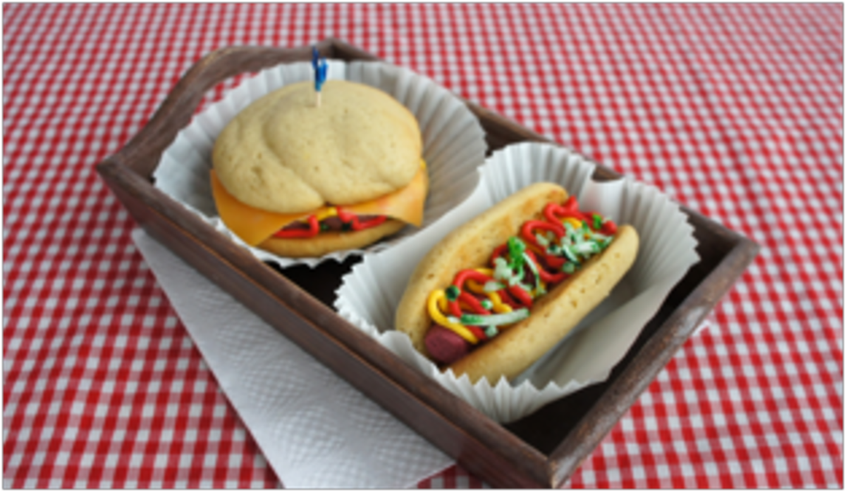 Slika lahko vsebuje Food Hot Dog in Burger