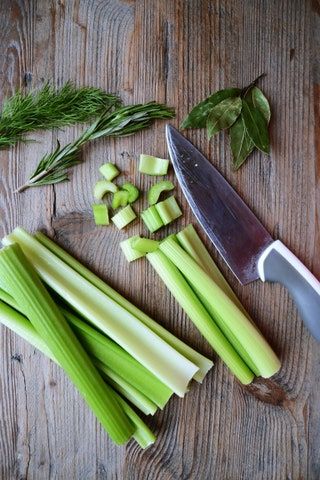 Bild könnte enthalten Pflanzennahrung produzieren Messer Klinge Waffe Waffe Gemüse und Lauch
