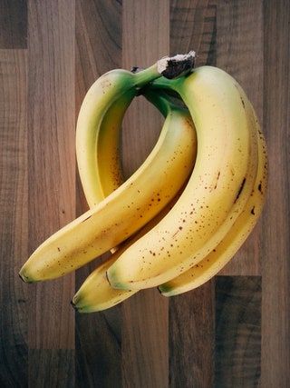 Bild kann Fruchtpflanze Banane und Lebensmittel enthalten