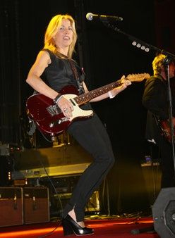 Bilden kan innehålla Musikinstrument Gitarr Fritidsaktiviteter Människoperson Musiker Gitarrist och artist