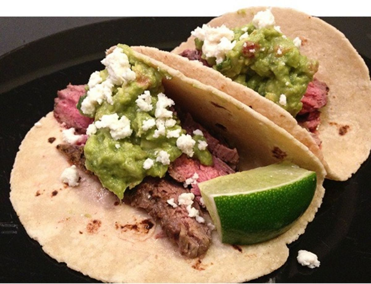La imagen puede contener tacos y comida