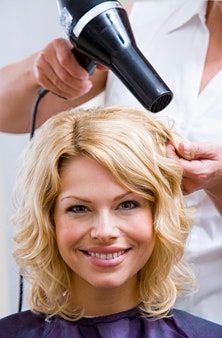 La imagen puede contener Secador de pelo Secador de pelo Secador de cabello Humano y persona