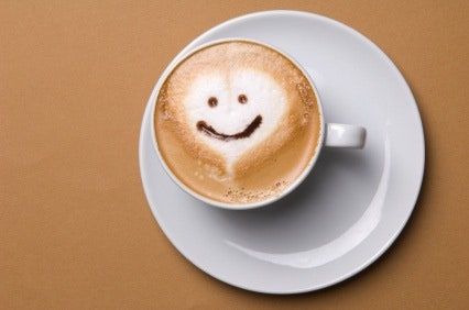 La imagen puede contener una taza de café, una taza de café con leche y una bebida