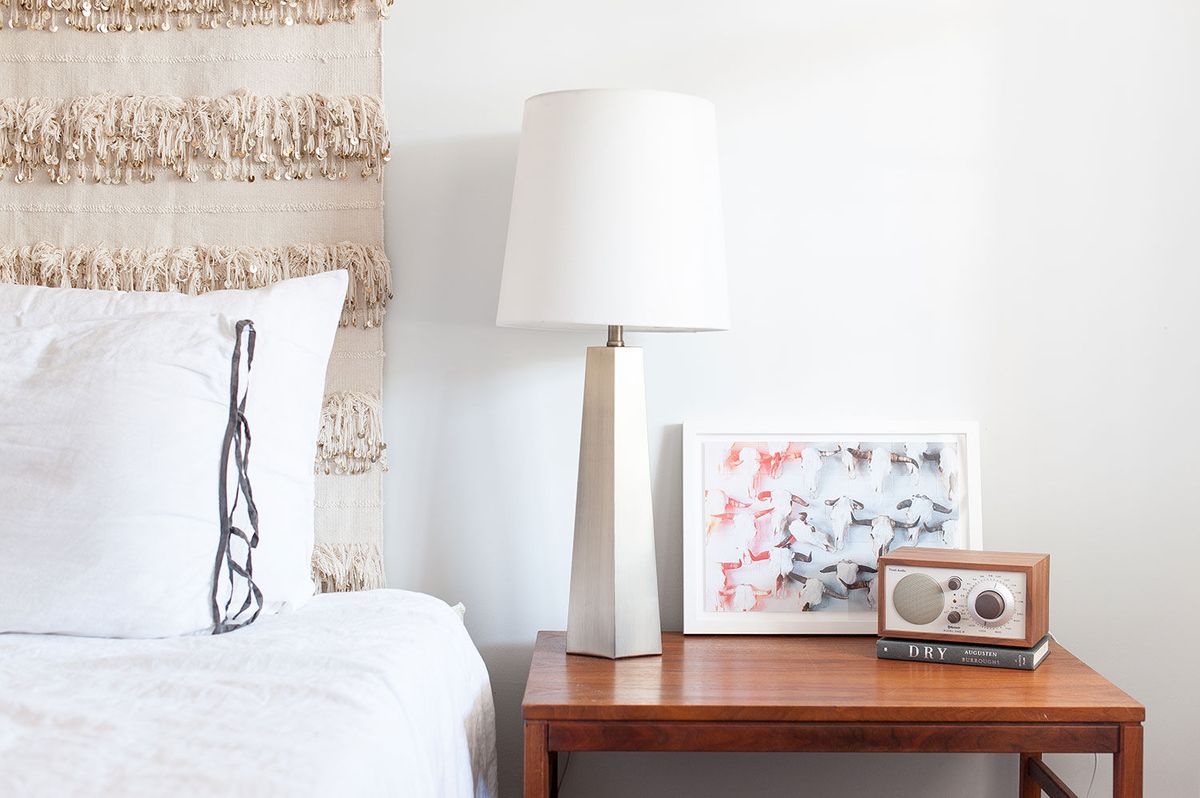 La imagen puede contener Lámpara, Mueble, Aparador y Mesa.