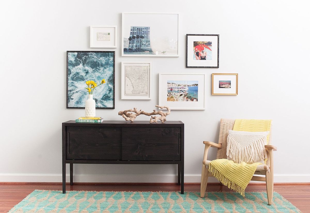 La imagen puede contener mueble, aparador, mesa y alfombra