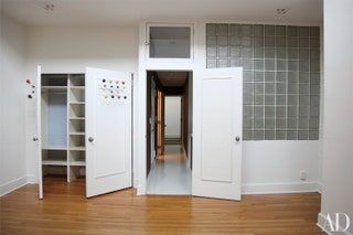 画像には、床のフローリング家具、木製の堅木張りのドアの食器棚とクローゼットが含まれている場合があります