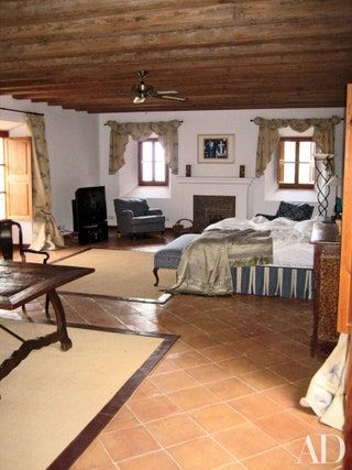 画像には部屋の寝室屋内の床の家具ベッドの床のリビングルームの木材と寮の部屋が含まれる場合があります