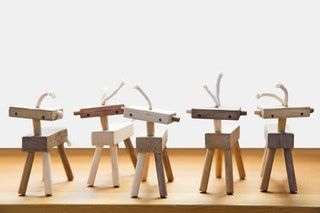 Esta imagen puede contener muebles de silla de madera y madera contrachapada
