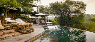 Den här bilden kan innehålla Yard Outdoors Nature Water Furniture Stol Bakgård Uteplats och veranda