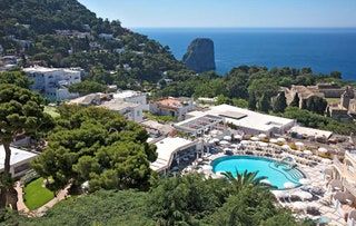 Den här bilden kan innehålla Landskap Utomhus Natur Landskap Land Vatten Resort Hotellbyggnad Ocean Hav och strandlinje