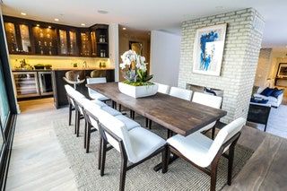 La imagen puede contener muebles Silla Mesa de comedor Mesa Habitación Interior Mesa de comedor y planta