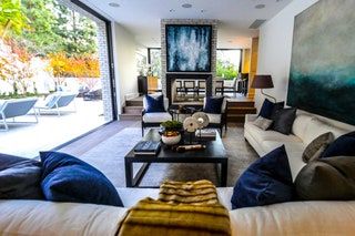 La imagen puede contener muebles Sala de estar Interior Sofá Silla Mesa Diseño de interiores y construcción de viviendas