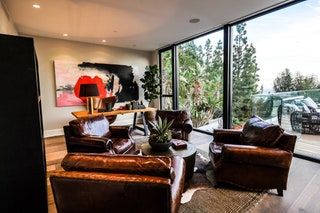 La imagen puede contener Muebles Sala Sala de estar Interior Mesa Diseño de interiores Decoración del hogar Sofá Vestíbulo Silla y lámpara