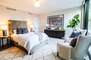 La imagen puede contener muebles, dormitorio, interior, dormitorio, silla de esquina, sala de estar y diseño de interiores