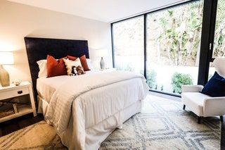 Esta imagen puede contener muebles cama interior habitación y dormitorio