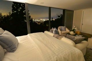 La imagen puede contener Muebles Cama Vivienda Edificio Interior Diseño de interiores Sofá Electrónica Monitor y pantalla