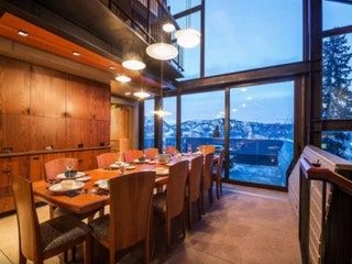 La imagen puede contener Muebles Silla Interior Edificio de viviendas Mesa de comedor Mesa y habitación