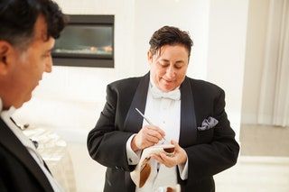 画像には、人間服のアパレルコートスーツとオーバーコートが含まれている場合があります