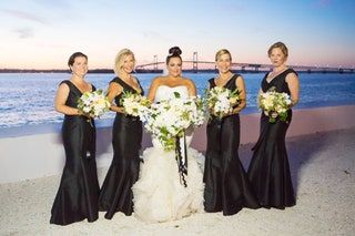 この画像には、衣料品アパレル人間の花嫁介添人結婚式の植物のウェディングドレスローブファッションとガウンが含まれている可能性があります