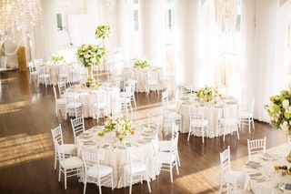 画像には家具の椅子が含まれている場合があります屋内の部屋ボールルームホール家の装飾インテリアデザイン植物と草