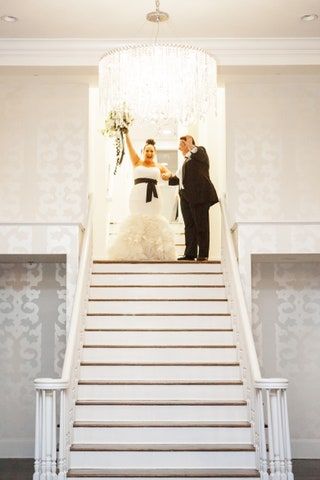 画像には、衣料品アパレル手すり手すり階段人間のローブファッションガウンとイブニングドレスが含まれている場合があります