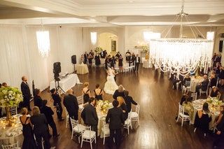画像には、人間の部屋のボールルーム屋内の家具椅子衣類アパレルファッションローブとガウンが含まれている場合があります