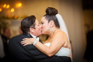 画像には衣料品のアパレル人間のローブのファッションガウンと結婚式が含まれている可能性があります