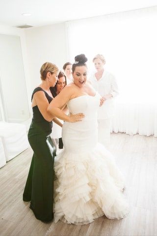 画像には衣料品アパレル人間の人の結婚式のウェディングドレスファッションガウンのローブのイブニングドレスと女性が含まれている可能性があります