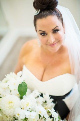 画像には衣料品アパレル人間ファッションローブガウン植物結婚式の花とフラワーブーケが含まれている可能性があります
