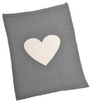 La imagen puede contener cojín, almohada y alfombra
