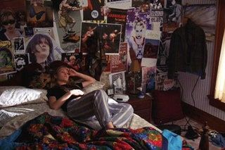 Bild kann enthalten Zimmer Schlafzimmer Innenbereich Mensch Person Möbel Bett Schlafsaal Zimmer und Werbung