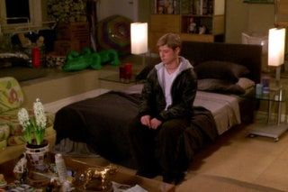 Bild kann Mensch Person Möbel Couch Holz drinnen Kissen Bett und Zimmer enthalten
