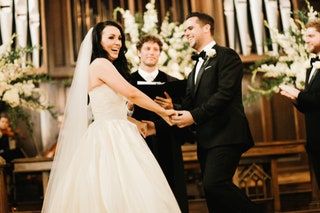 Слика може да садржи Одећа Одећа Људска особа Хаљина Модна хаљина Венчаница Венчаница Капут Капут и одело