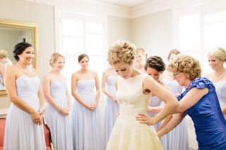 この画像には、衣料品アパレル人間ファッションローブウェディングドレスイブニングドレスと花嫁介添人が含まれている可能性があります