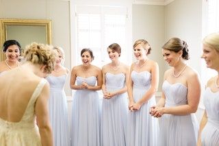 画像には、花嫁介添人の結婚式の人間の服のアパレルファッションガウンのローブとアンジェラレイナーが含まれている可能性があります