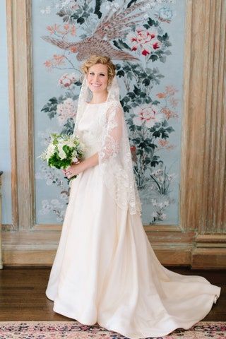 画像には衣料品アパレル人間の人の結婚式のローブのファッションガウンのウェディングドレスの花嫁と女性が含まれている可能性があります