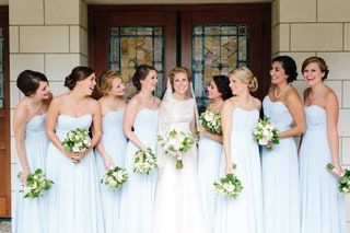 この画像には、衣料品アパレル人間の結婚式の花嫁介添人ローブファッションガウンのウェディングドレスと花嫁が含まれている可能性があります