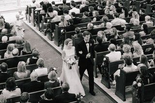 画像には衣料品アパレル人間の人のファッションガウンローブウェディング花嫁ウェディングドレスとデニスビールマンが含まれている可能性があります