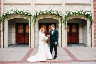 画像には衣料品アパレル人間ファッションローブガウン靴靴ドア結婚式とウェディングドレスが含まれている可能性があります