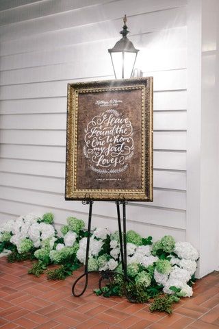 画像には家の装飾植物ランプの花と花が含まれている可能性があります