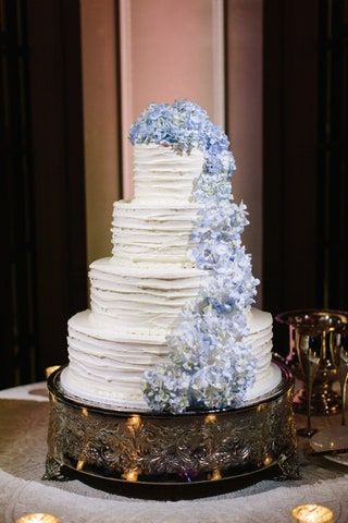 画像には、フードデザートケーキウエディングケーキの衣類やアパレルが含まれている場合があります