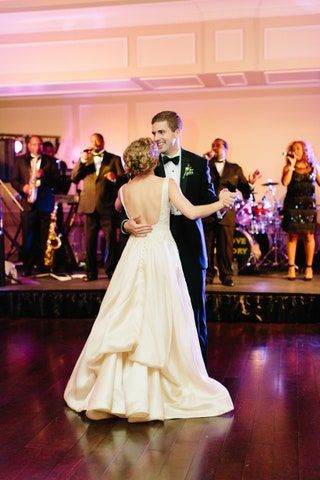 この画像には、衣料品アパレル人間のローブファッションガウンのイブニングドレスと結婚式が含まれている可能性があります
