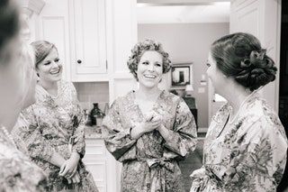 画像には、屋内および室内の人間服のアパレルが含まれている場合があります