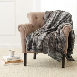 この画像には、衣料品の家具と椅子が含まれている可能性があります