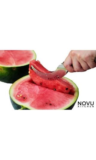 Šiame paveikslėlyje gali būti augalų vaisių maistas arbūzas, žmogus ir asmuo