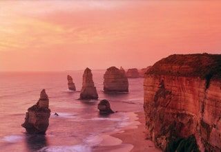 La imagen puede contener Naturaleza Aire libre Acantilado Promontorio Mar Océano Agua Línea costera Transporte Vehículo y barco
