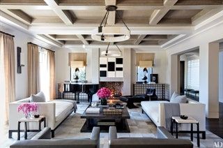 Esta imagen puede contener Sala de estar Muebles de interior Diseño de interiores Mesa de vestíbulo Mesa de centro y vivienda