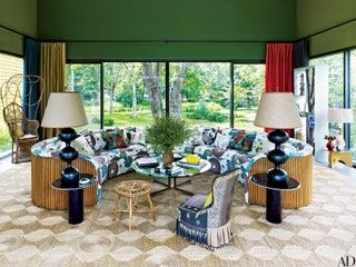 Esta imagen puede contener sala de estar, interior, lámpara, lámpara de mesa, muebles, sofá, alfombra y diseño de interiores