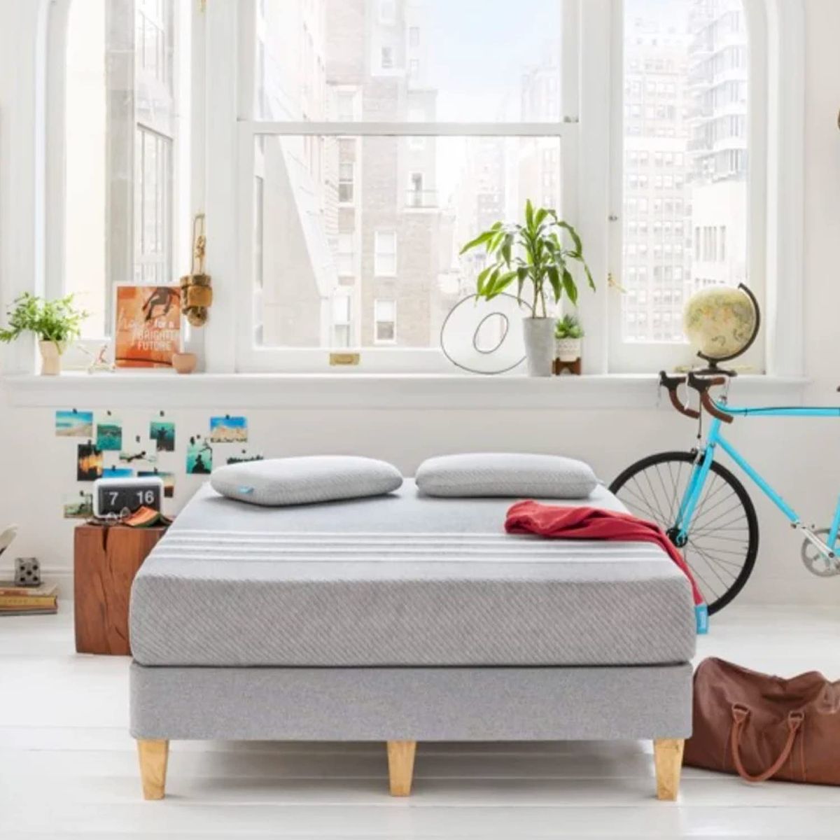 cama en una habitación cerca de una ventana